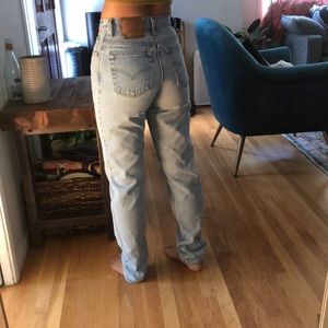Vintage 90s Levi’s 550 lightwash denim